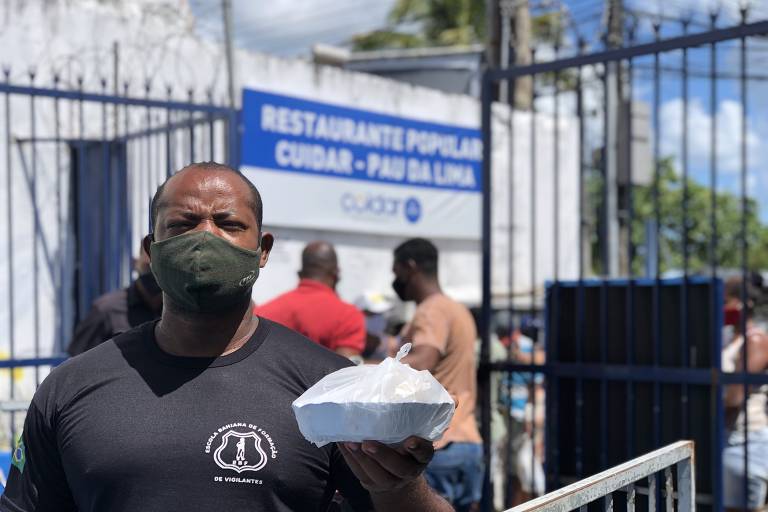 Informais e desempregados vão a restaurantes populares da prefeitura pegar marmita para alimentar a família Informais e desempregados vão a restaurantes populares da prefeitura pegar marmita para alimentar a família