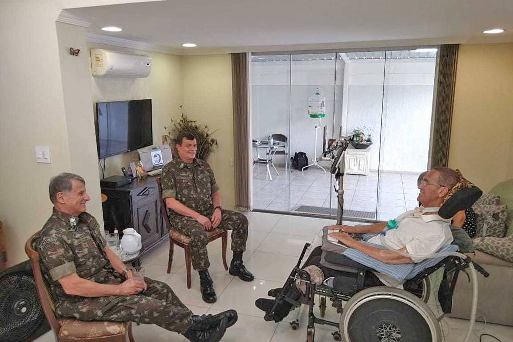 O novo comandante do Exército, general Paulo Sérgio Nogueira (ao fundo), em encontro com seu antecessor, Edson Pujol (à. esq), e o ex-comandante Eduardo Villas Bôas 