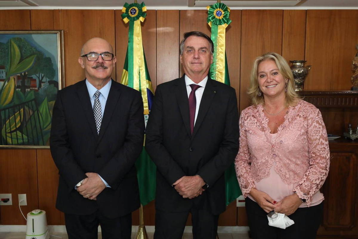 O ministro da Educação, Milton Ribeiro, presidente Jair Bolsonaro ao lado da nova presidente da Capes, Claudia Mansani Queda de Toledo O ministro da Educação, Milton Ribeiro, presidente Jair Bolsonaro ao lado da nova presidente da Capes, Claudia Mansani Queda de Toledo