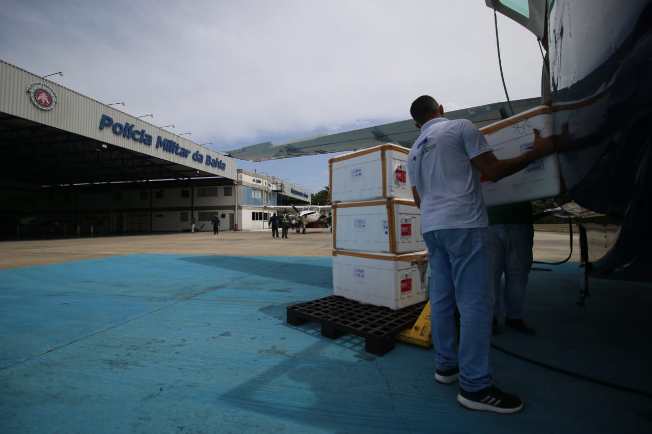 Cinco aviões e três helicópteros vão transportar os imunizantes para 41 trechos, nos quatro cantos do estado