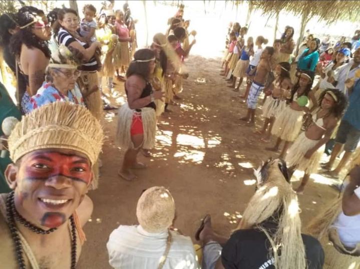 Culturalmente ainda fabricam peças artesanais como o maracá, pujá, arco, flecha, panela, moringa e potes Culturalmente ainda fabricam peças artesanais como o maracá, pujá, arco, flecha, panela, moringa e potes