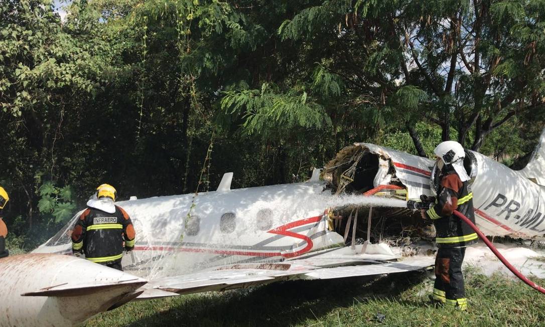 Bombeiros trabalham no resgate das vítimas