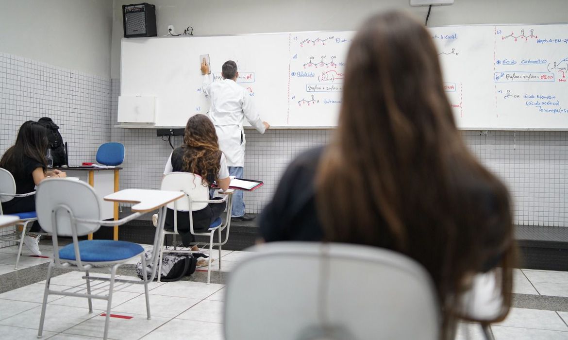 Alunos voltam às escolas a partir da próxima segunda-feira