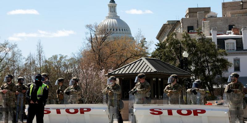 Relatos iniciais apontam que um suspeito avançou com um carro contra uma barreira policial