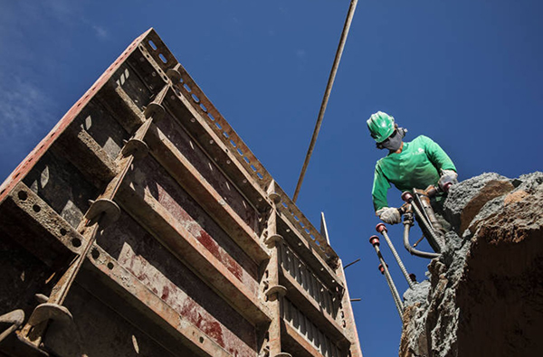 Na comparação de 2011 com o ano passado, a fatia dos investimentos em construção caiu 3,4 pontos percentuais