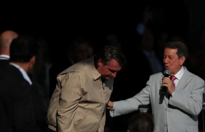 Bolsonaro é saudado pelo pastor R.R. Soares em evento evangélico no Rio de Janeiro em fevereiro do ano passado