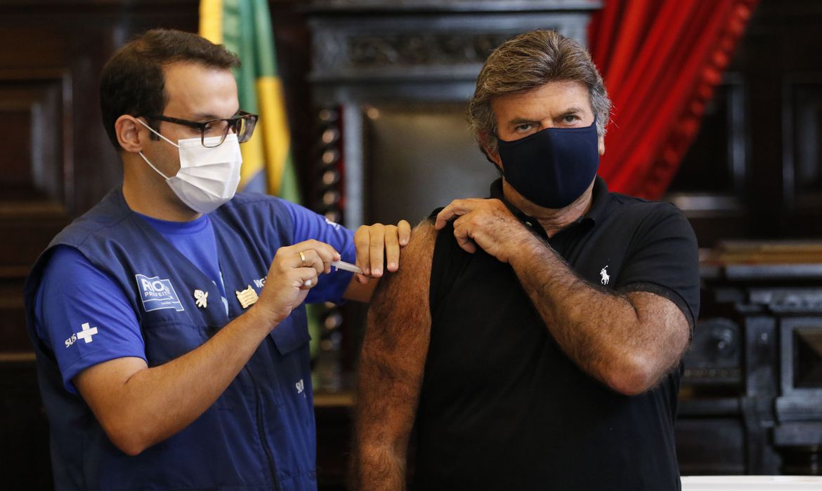 Com 67 anos, Fux tomou vacina no Museu da Justiça