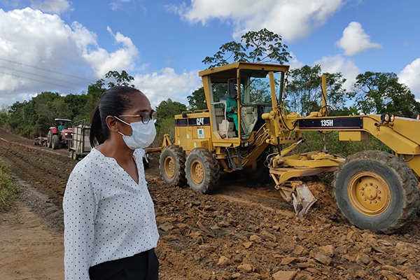 A a prefeita de cachoeira, Eliana Gonzaga (Republicanos)a acompanha obras de pavimentação 