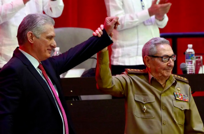 Raúl Castro (D) apresenta o novo secretário do Partido Comunista, que o sucederá, o presidente Miguel Diaz-Canel