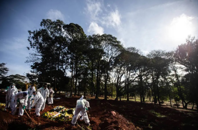 Sepultamentos se tornaram rotina no País devido à pandemia do novo coronavírus