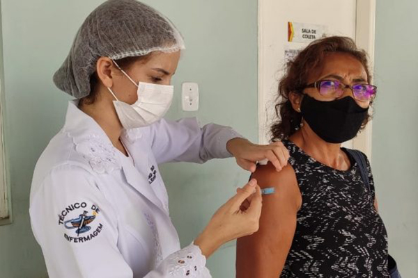 Profissionais da Educação a partir dos 55 anos e na ativa começaram a receber a primeira dose da vacina contra o coronavírus