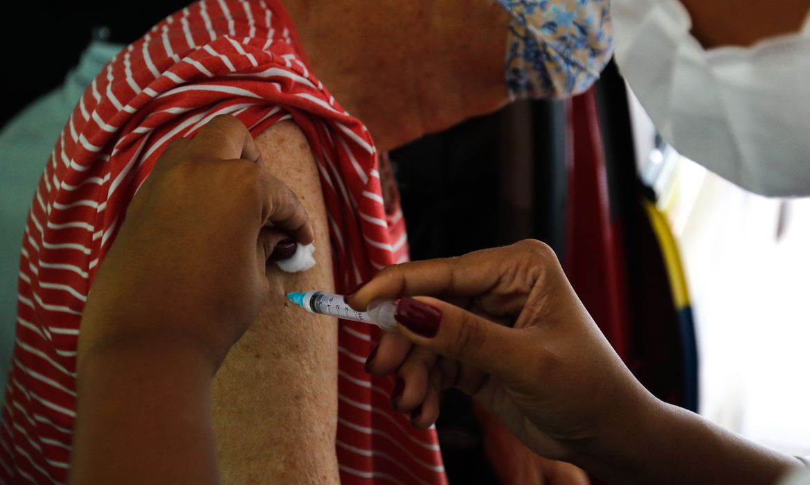 Segunda dose é necessária para imunização completa contra a covid-19