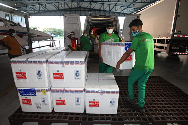 Com esta nova carga, a Bahia chega ao total de 3.893.450 doses de vacinas contra a Covid-19 recebidas