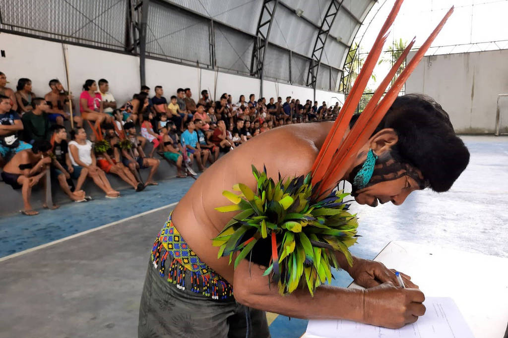 Liderança yanomami assina carta denunciando truculência de pelotão do Exército, na comunidade Maturacá (AM), Terra Indígena Yanomami