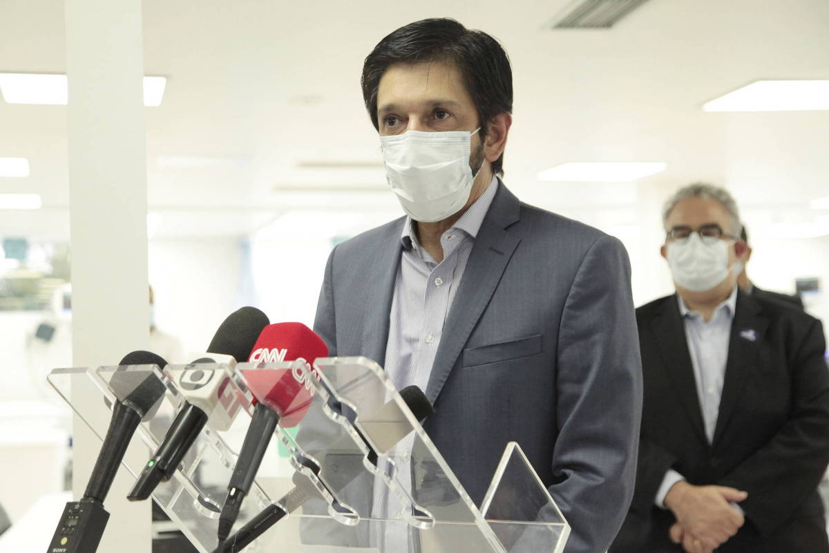 Ricardo Nunes em visita a hospital no início de maio