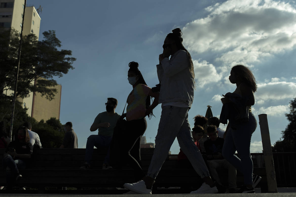Movimentação nas ruas do bairro da Liberdade, região central de São Paulo, nesta segunda (17); pesquisa Datafolha mostra que nível de isolamento é o mais baixo desde o início da pandemia