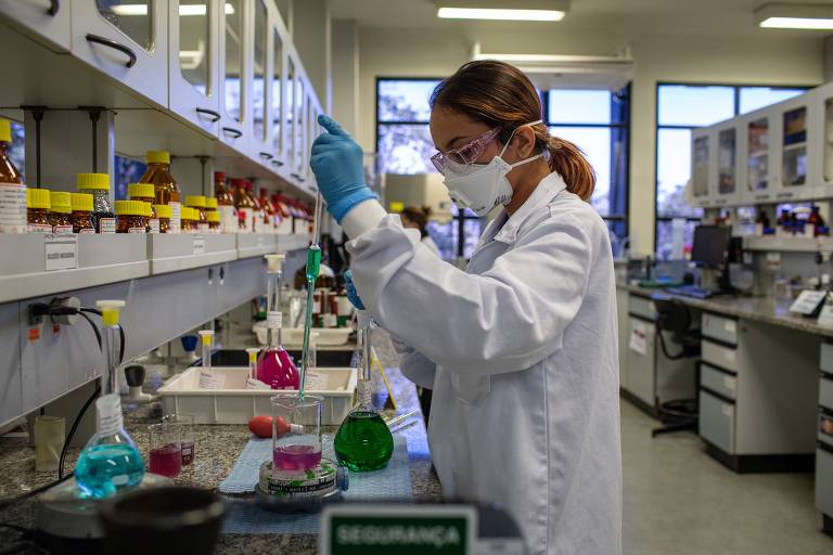 Laboratório produziu e envasou vacina russa, que ainda não tem autorização da Anvisa, para distribuição aos países parceiros Laboratório produziu e envasou vacina russa, que ainda não tem autorização da Anvisa, para distribuição aos países parceiros