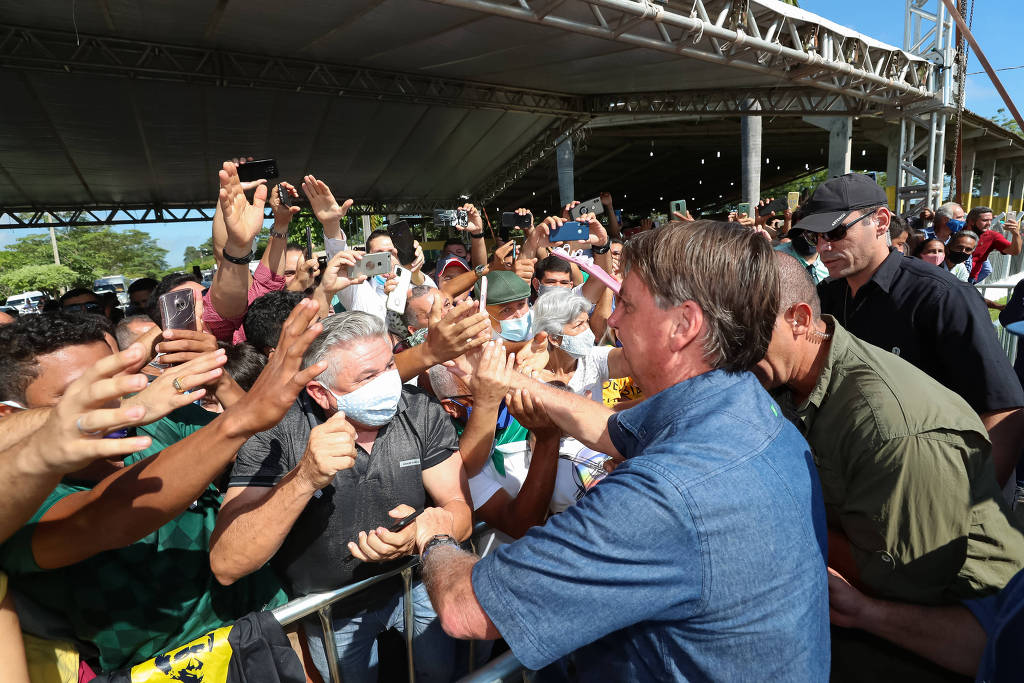 Sem máscara, Jair Bolsonaro provoca aglomeração em Açailândia, no Maranhão