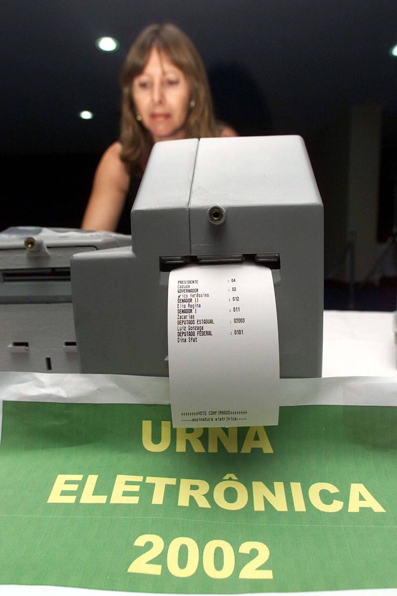 Impressoras foram acopladas a 23 mil urnas eletrônicas em 150 cidades do país; fracasso levou Congresso a revogar a medida no ano seguinte Impressoras foram acopladas a 23 mil urnas eletrônicas em 150 cidades do país; fracasso levou Congresso a revogar a medida no ano seguinte