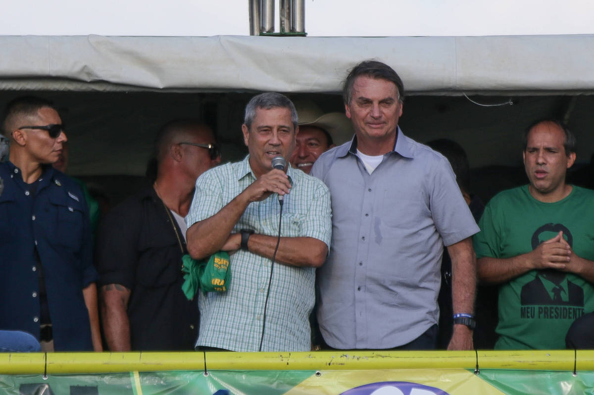 Além de acompanhar atividades extraoficiais de Bolsonaro, ministro general passou a fazer discursos a militantes