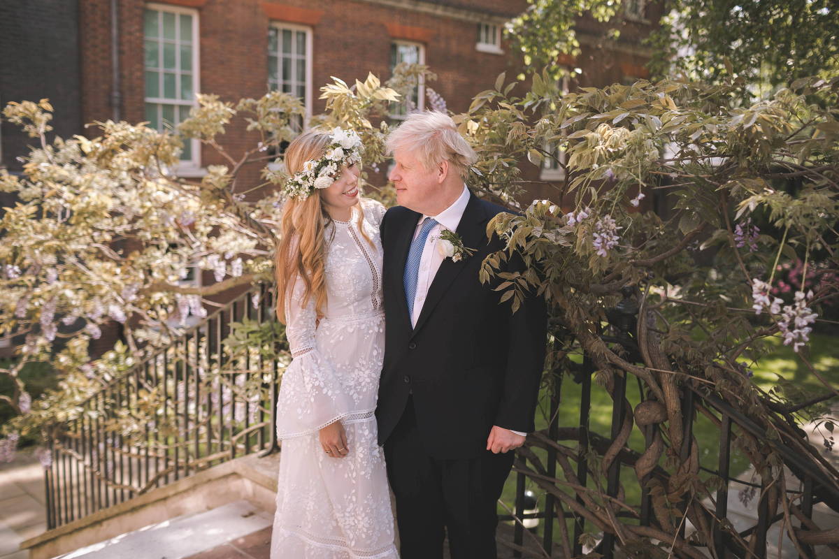 Convidados foram chamados em cima da hora para matrimônio do premiê com a noiva, Carrie Symonds