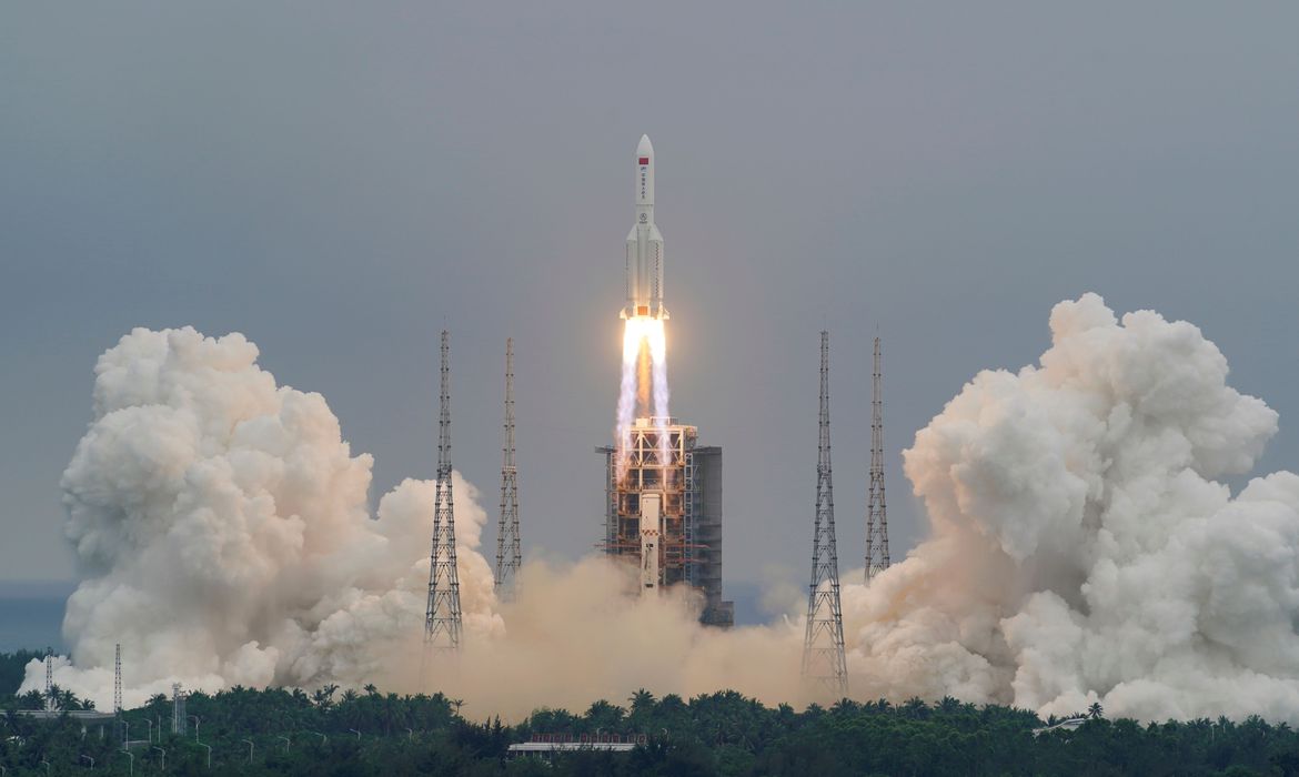 Composta por três astronautas, tripulação será enviada em junho