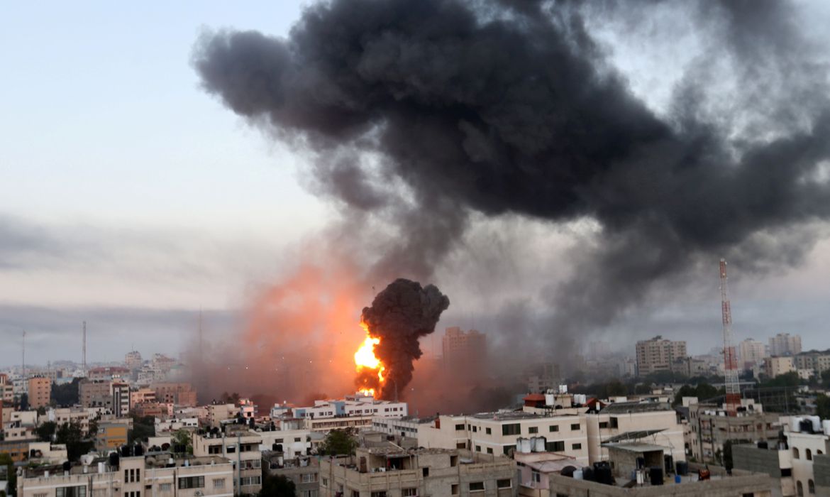 Desde o início da aplicação da trégua, milhares de palestinos saíram às ruas de Gaza para festejar o fim dos bombardeios israelenses; Netanyahu classificou ofensiva militar de Israel como 'êxito excepcional'
