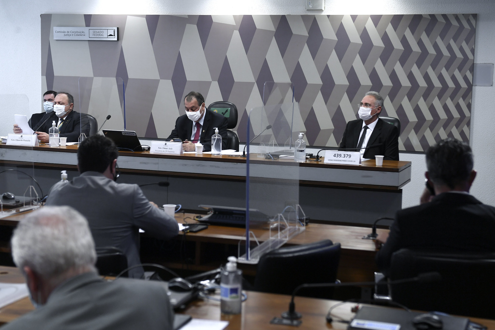 Após tensão, aliados do presidente veem 'desempenho satisfatório' de ex-ministro; Renan promete contestar inconsistências nesta quinta