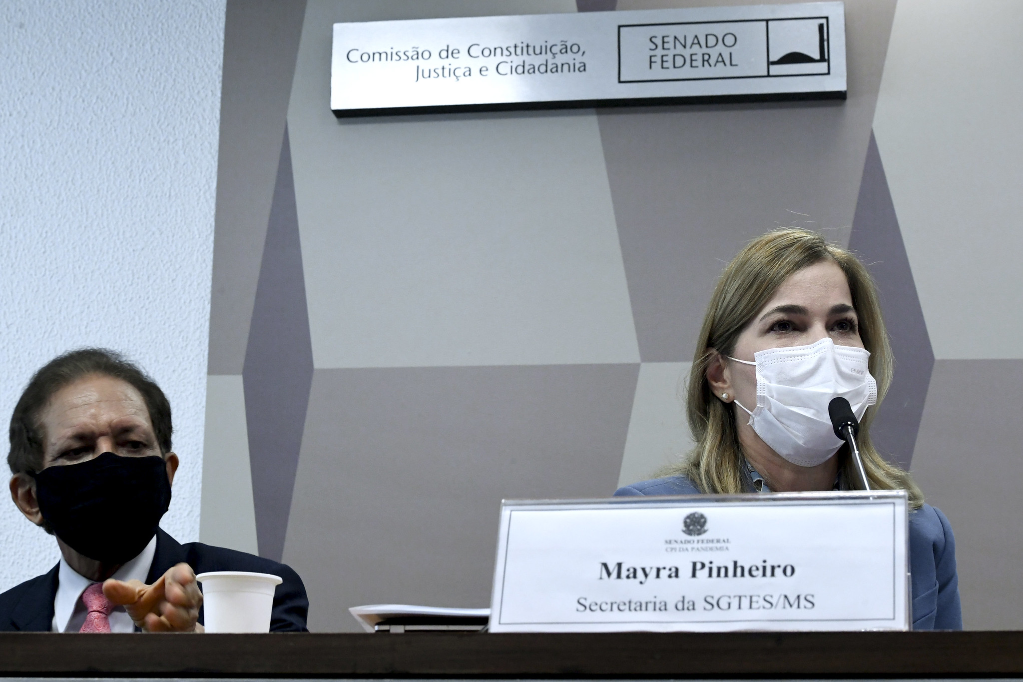 Mayra Pinheiro afirma que conteúdo da nota que recomendava doses para uso de hidroxicloroquina não foi revogado