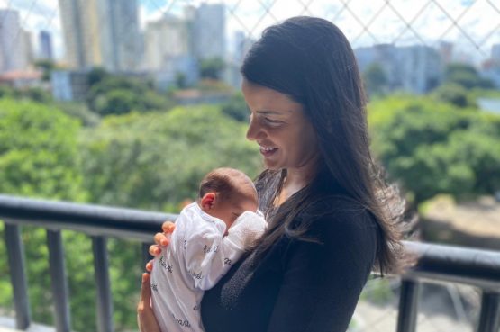 A presença de anticorpos na mãe, Patrícia Marques, e no recém-nascido, Mateus, foi confirmada por teste de sorologia no Lacen-BA