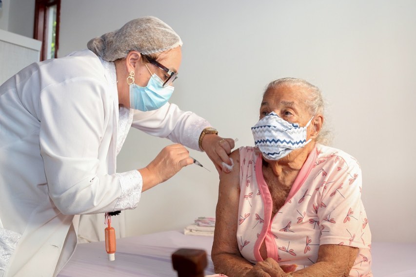 Estudo mostra que vacinação contra a Covid-19 no Brasil já evitou a morte de 43 mil pessoas acima de 70 anos
