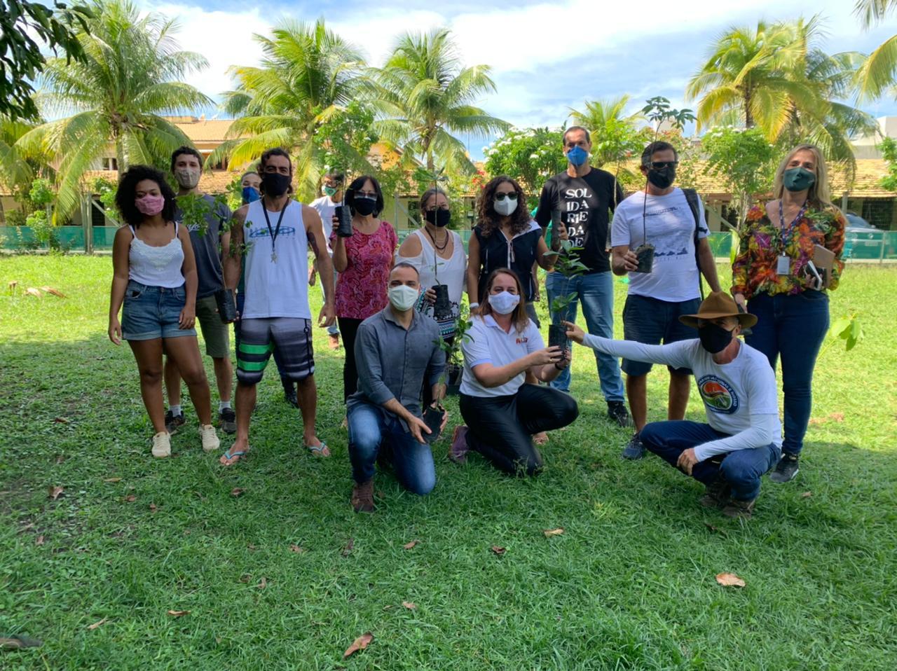 Apoiadores da ação, representantes da ACEB e Secretaria do Meio Ambiente do Estado da Bahia participaram do ato Apoiadores da ação, representantes da ACEB e Secretaria do Meio Ambiente do Estado da Bahia participaram do ato