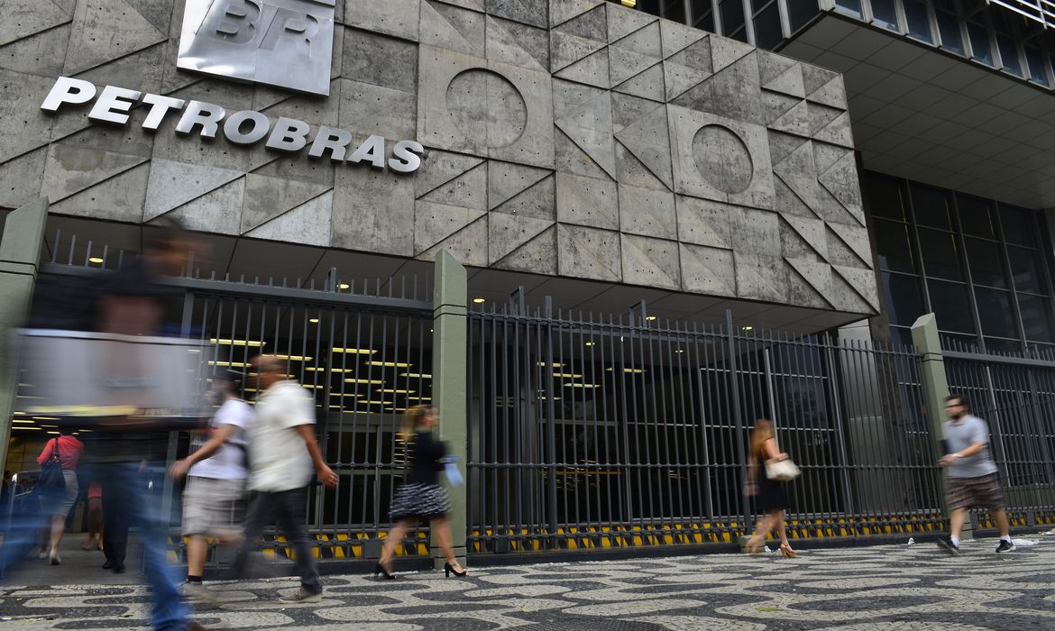 Petrobras nega atendimento a 'demanda atípica' e empresas privadas temem prejuízos com importações