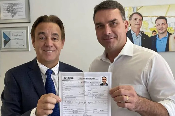 O presidente do Patriota, Adilson Barroso, e o senador Flávio Bolsonaro (RJ)