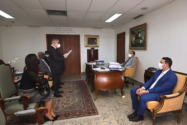 Advogados baianos, entidades de classe e sindicais entregaram requerimento ao presidente do Tribunal de Justiça da Bahia, desembargador Lourival Trindade Advogados baianos, entidades de classe e sindicais entregaram requerimento ao presidente do Tribunal de Justiça da Bahia, desembargador Lourival Trindade