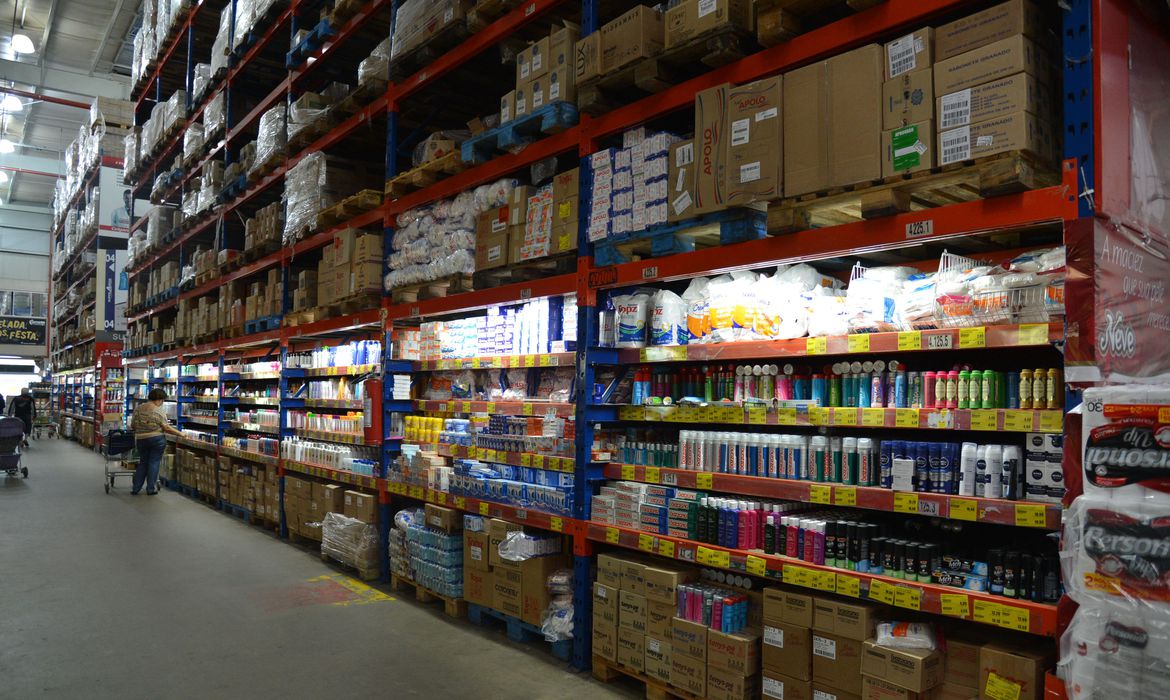 Consumo nos lares brasileiros registra aumento de 4% no primeiro semestre, diz Abras