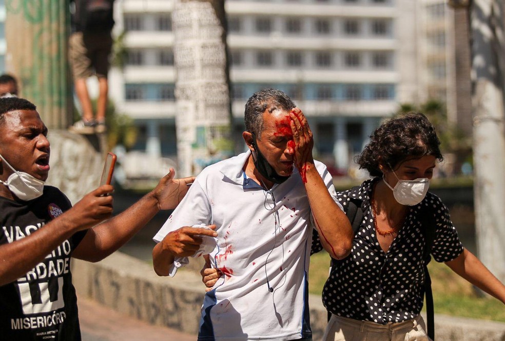 Em entrevista ao site UOL, ele disse que não participava dos protestos e estava na rua apenas para fazer compras