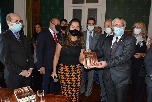 A secretária de Relações Institucionais da Câmara Municipal de Salvador, Lorena Brandão, recebe o embaixador em exercício de Israel no Brasil, Shmulik Bass