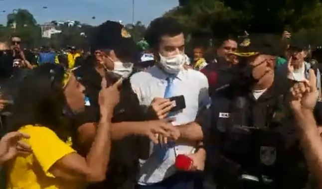 Alguns dos manifestantes avessos ao trabalho da imprensa também cercaram o profissional e colocaram bandeiras e celulares diante de seu rosto Alguns dos manifestantes avessos ao trabalho da imprensa também cercaram o profissional e colocaram bandeiras e celulares diante de seu rosto