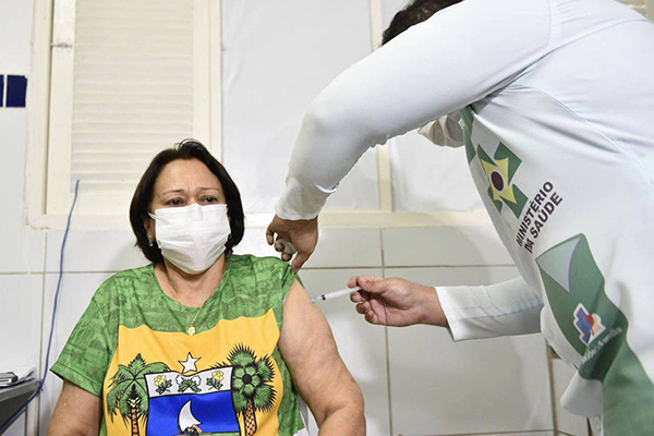 Governadora do Rio Grande do Norte, Fátima Bezerra (PT), está com segunda dose da Coronavac atrasada