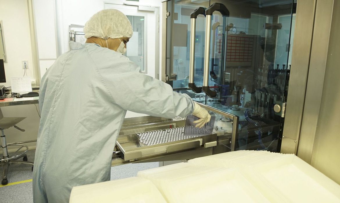 Fiocruz prevê receber, ainda neste sábado (22), carregamento vindo da China de IFA, insumo mais importante para a produção da vacina Oxford/AstraZeneca Fiocruz prevê receber, ainda neste sábado (22), carregamento vindo da China de IFA, insumo mais importante para a produção da vacina Oxford/AstraZeneca