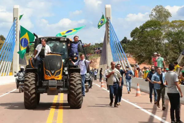 O presidente Jair Bolsonaro em cerimônia alusiva à liberação da ponte sobre o Rio Parnaíba, entre o Piauí e Maranhão O presidente Jair Bolsonaro em cerimônia alusiva à liberação da ponte sobre o Rio Parnaíba, entre o Piauí e Maranhão
