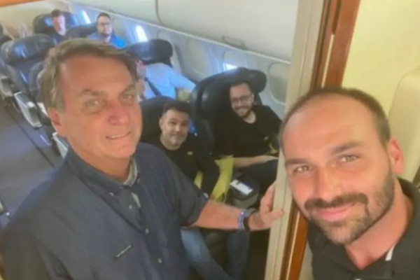 O presidente está acompanhado do filho Eduardo Bolsnaro (PSL-SP) e pelos deputados Marco Feliciano (Republicanos-SP) e Filipe Barros (PSL-PR) O presidente está acompanhado do filho Eduardo Bolsnaro (PSL-SP) e pelos deputados Marco Feliciano (Republicanos-SP) e Filipe Barros (PSL-PR)