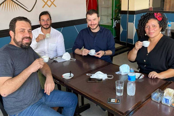 Guilherme Boulos (PSOL), com o deputado federal Túlio Gadelha (PDT-PE), o presidente nacional do PSOL, Juliano Medeiros, e a vereadora do Recife Daniela Portela (PSOL) Guilherme Boulos (PSOL), com o deputado federal Túlio Gadelha (PDT-PE), o presidente nacional do PSOL, Juliano Medeiros, e a vereadora do Recife Daniela Portela (PSOL)