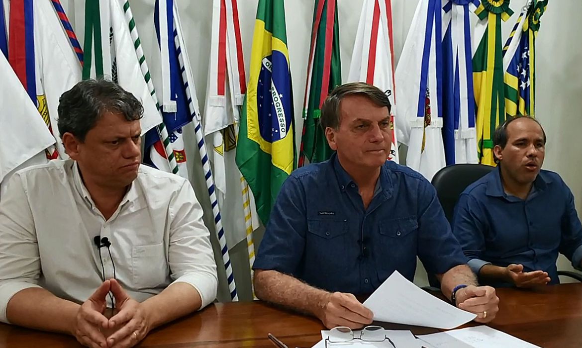 Durante transmissão, presidente criticou o fato da hidrelétrica operar com parte do volume do reservatório para preservar a vegetação nas margens