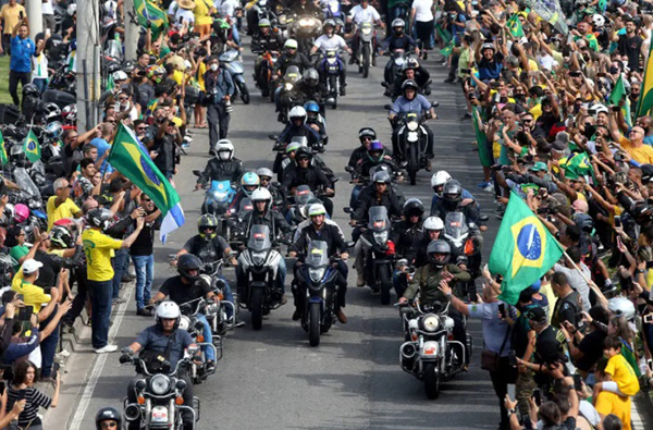 Presidente Jair Bolsonaro participa de passeio de motocicleta junto a apoiadores no Rio de Janeiro