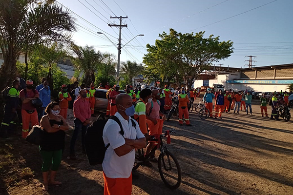 Trabalhadores de limpeza urbana que atuam no município de Lauro de Freitas também paralisaram suas atividades por vacinação contra a Covid-19 a partir desta segunda-feira (24)