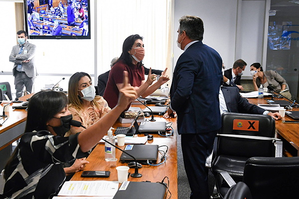 Senador Ciro Nogueira debate com Simone Tebet (de pé), Soraya Thronicke (ao lado) e Eliziane Gama (na ponta)