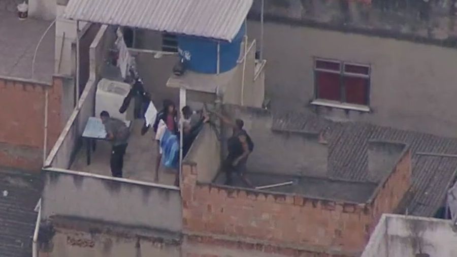 Suspeitos tentaram fugir pulando os telhados das residências Suspeitos tentaram fugir pulando os telhados das residências