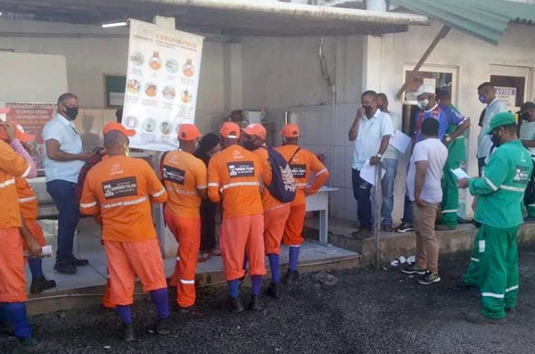 Trabalhadores de limpeza urbana do município de Simões Filho, na Região Metropolitana de Salvador, foram imunizados com a primeira dose da vacina contra a Covid-19